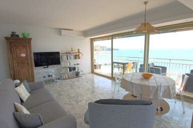 salon climatisé avec canapé convertible, table à diner, TV, WIFI