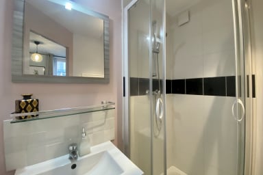 Salle de bain avec douche et WC