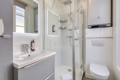 Salle de bain moderne et attenante à la chambre