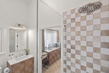 Public Goods toiletries provided