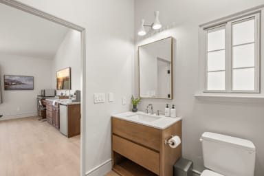 Public Goods toiletries provided