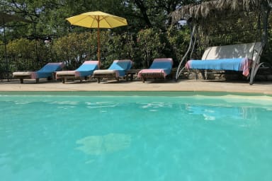 Piscine avec transats et balancelle