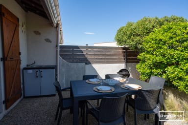Terrasse privée avec mobilier et barbecue