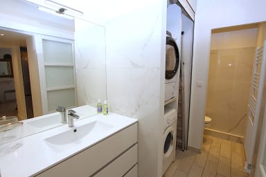 salle de bain avec machine à laver, séche linge et toilette indépendant