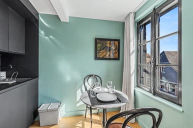 Espace repas baigné de lumière, parfait pour savourer un repas convivial.
