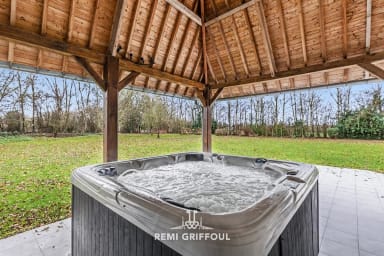 Jacuzzi extérieur sous gazebo : profitez d’un bain à remous tout confort.