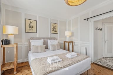 Ambiance feutrée et espace de travail dédié pour un séjour tout confort à deux.