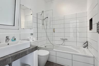 Salle de bain moderne impeccable, pensée pour le confort et la détente.