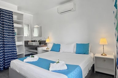 Chambre paisible avec lumière douce, literie moelleuse et ambiance cosy.