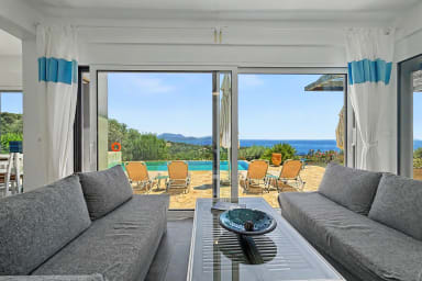 Salon lumineux ouvert sur la terrasse piscine et la mer.