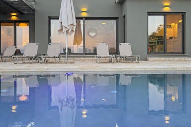 Soirées près de la piscine éclairée, confort des transats de luxe.