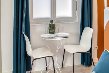 Table à manger avec vaisselle