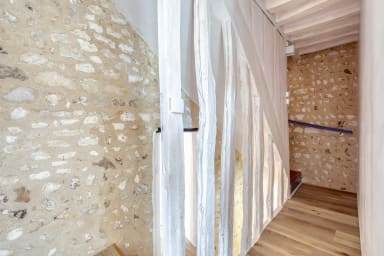 Couloir chaleureux avec cloison en poutres