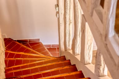 Accès aux étages par un escalier intérieur