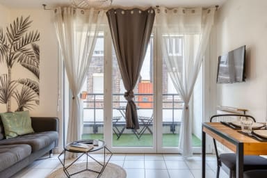 Salon confortable avec accès au balcon