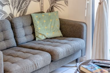 Espace détente avec canapé moelleux et coussins décoratifs