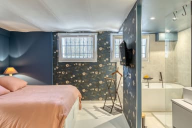 Suite parentale reposante avec douche et baignoire