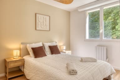 Chambre élégante avec lit deux places aux teintes naturelles
