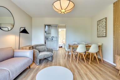 Pièce de vie spacieuse avec cuisine ouverte