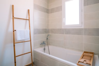 Salle de bain avec baignoire