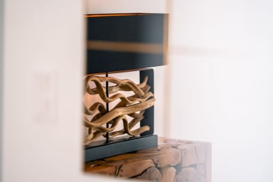Salon : détail d’une lampe décorative
