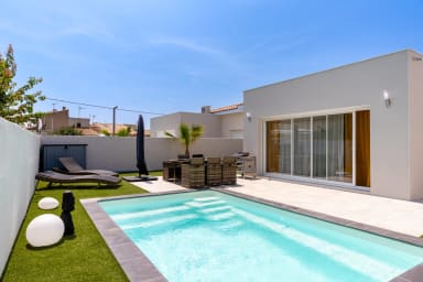 Piscine, terrasse et transats