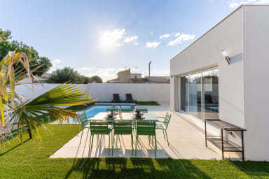 Terrasse avec table de jardin au bord de la piscine