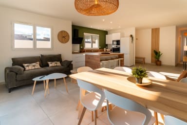 Pièce de vie avec salon, table à manger et cuisine ouverte