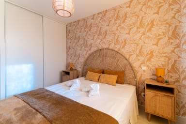 Chambre : lit double et décoration aux tons dorés