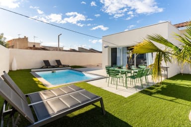 Villa Selva : Piscine et terrasse avec table extérieure et transats