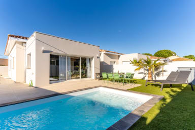 Villa Selva : Vue d’ensemble de la piscine et de la terrasse
