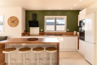Villa Selva : Cuisine avec îlot central et tabourets