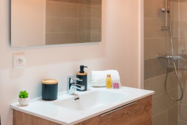 Villa Selva : Salle de bain avec meuble vasque et douche