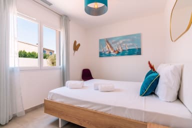 Villa Juxta Maré : Chambre avec lit double et décoration turquoise