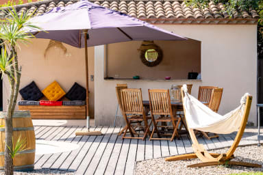 Terrasse avec table à manger, parasol et hamac