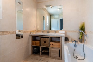 Salle de bain avec vasque et baignoire