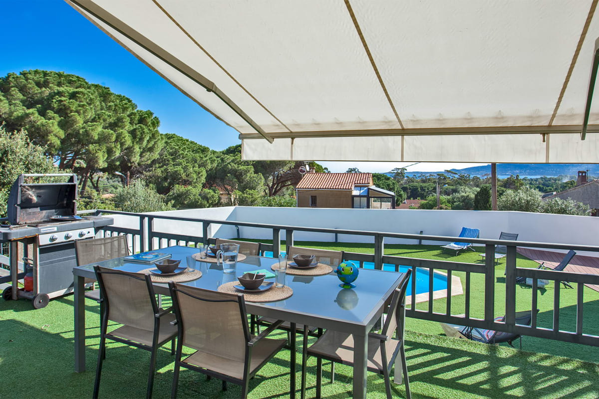  Maison Villa avec piscine et vue mer à moins de  2km centre  et plage de Calvi
