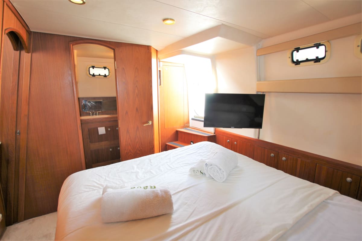 Immobilier Bateau à quai, 2 chambres, 2 salles d'eau et flybridge  