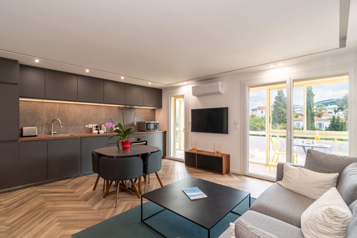Immobilier Splendide 2 ch coeur villle loggia verdure réno 4* Cannes Olam Properties  