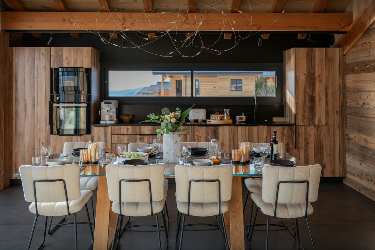 Chalet   Chalet 5-étoiles pour 10p avec jacuzzi et salle de jeux - OVO Network