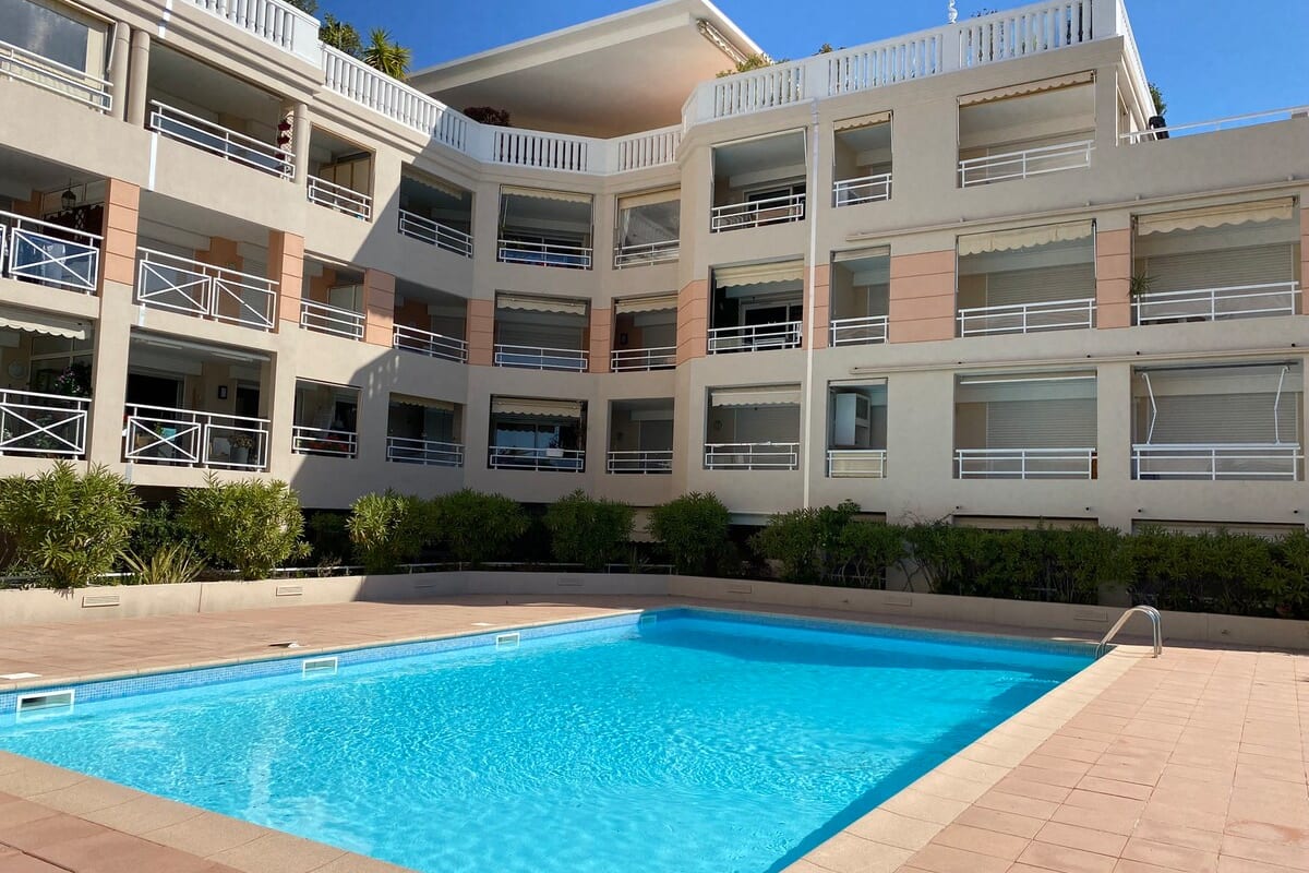 Immobilier 06AI - Beau studio rénové - vue mer et piscine  
