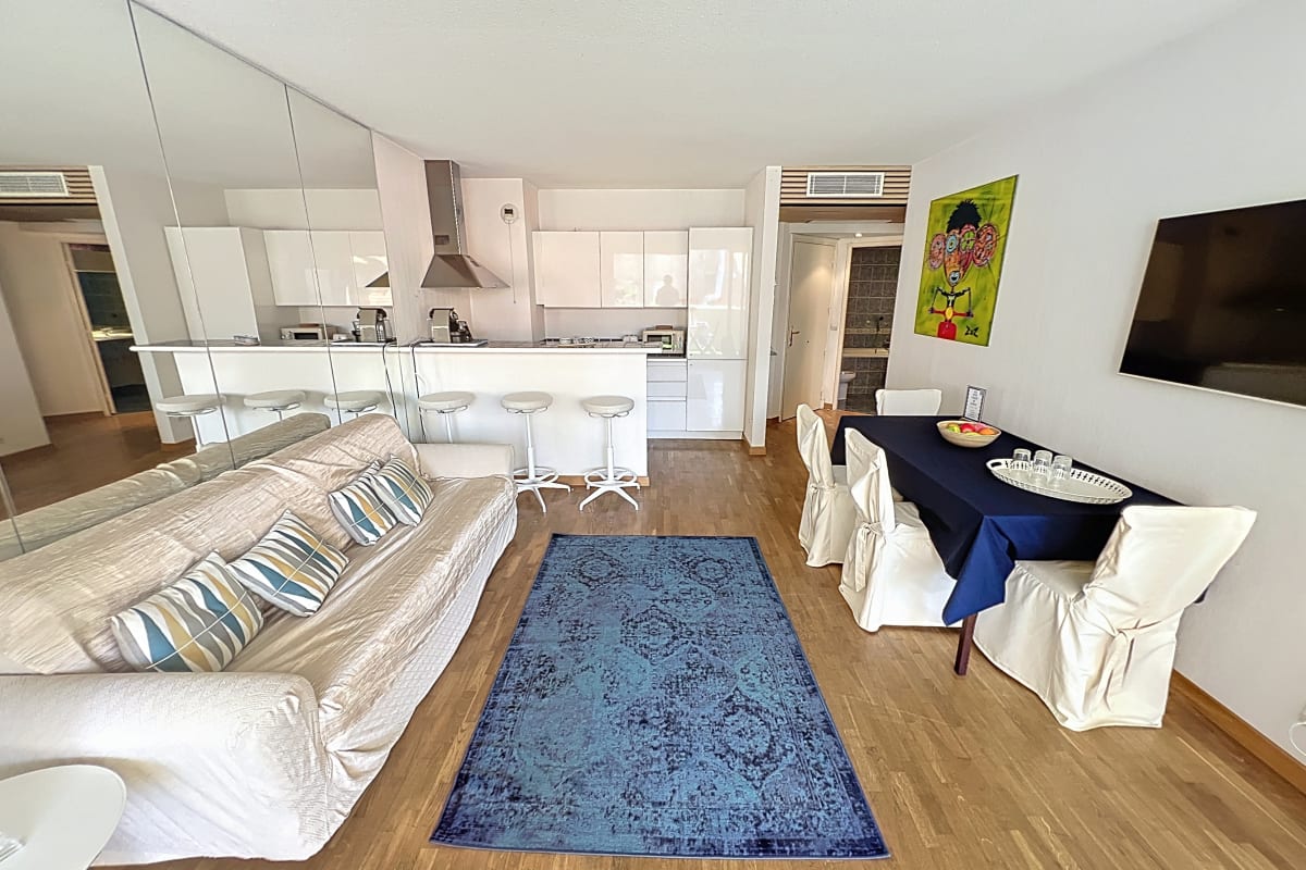 Immobilier Cannes Rue d'Antibes vaste 2 pièces avec terrasse - calme absolu  