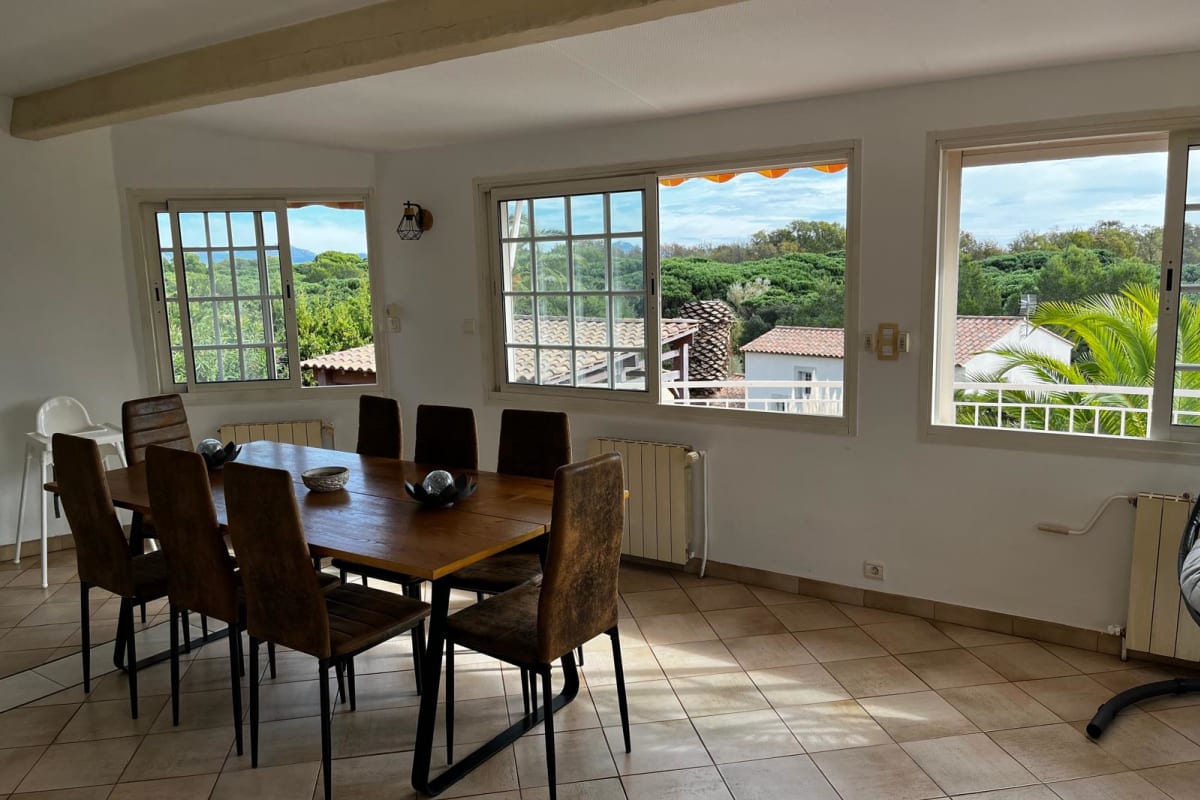  Maison avec piscine et vue imprenable à Fréjus 