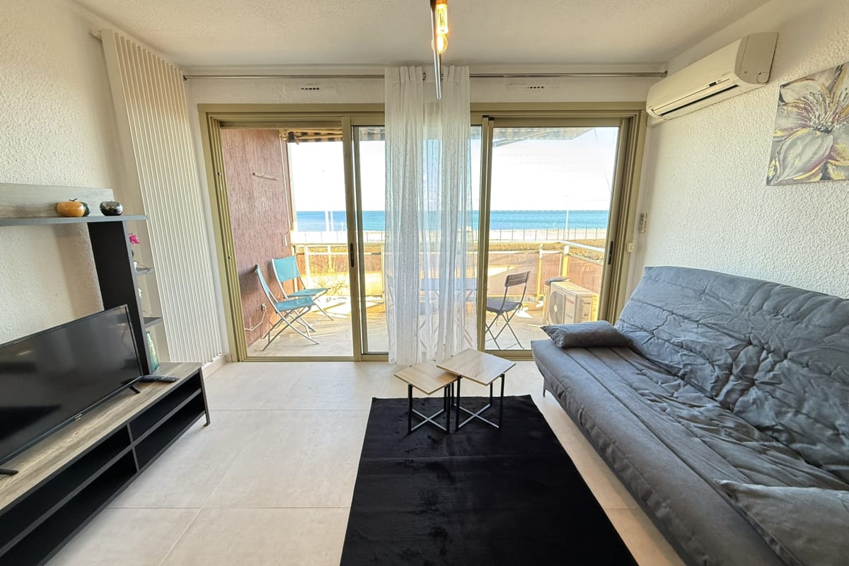  06DO : Beau studio rénové face à la mer 