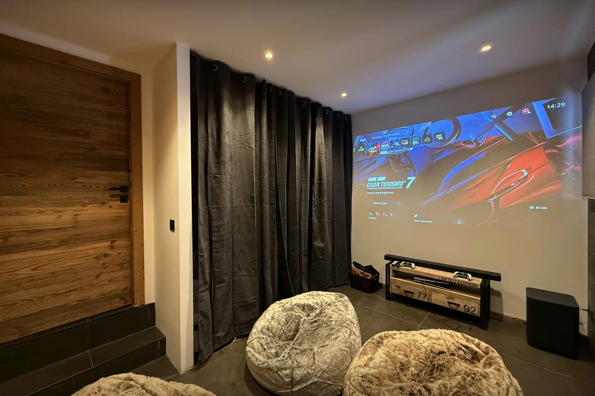 Chalet   Chalet 5-étoiles pour 10p avec jacuzzi et salle de jeux - OVO Network