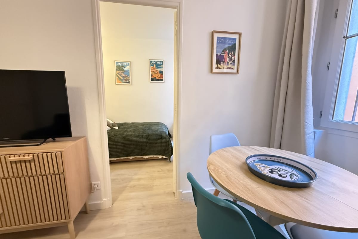 Immobilier T2 rénové – Charme & calme au cœur du Vieil Antibes  