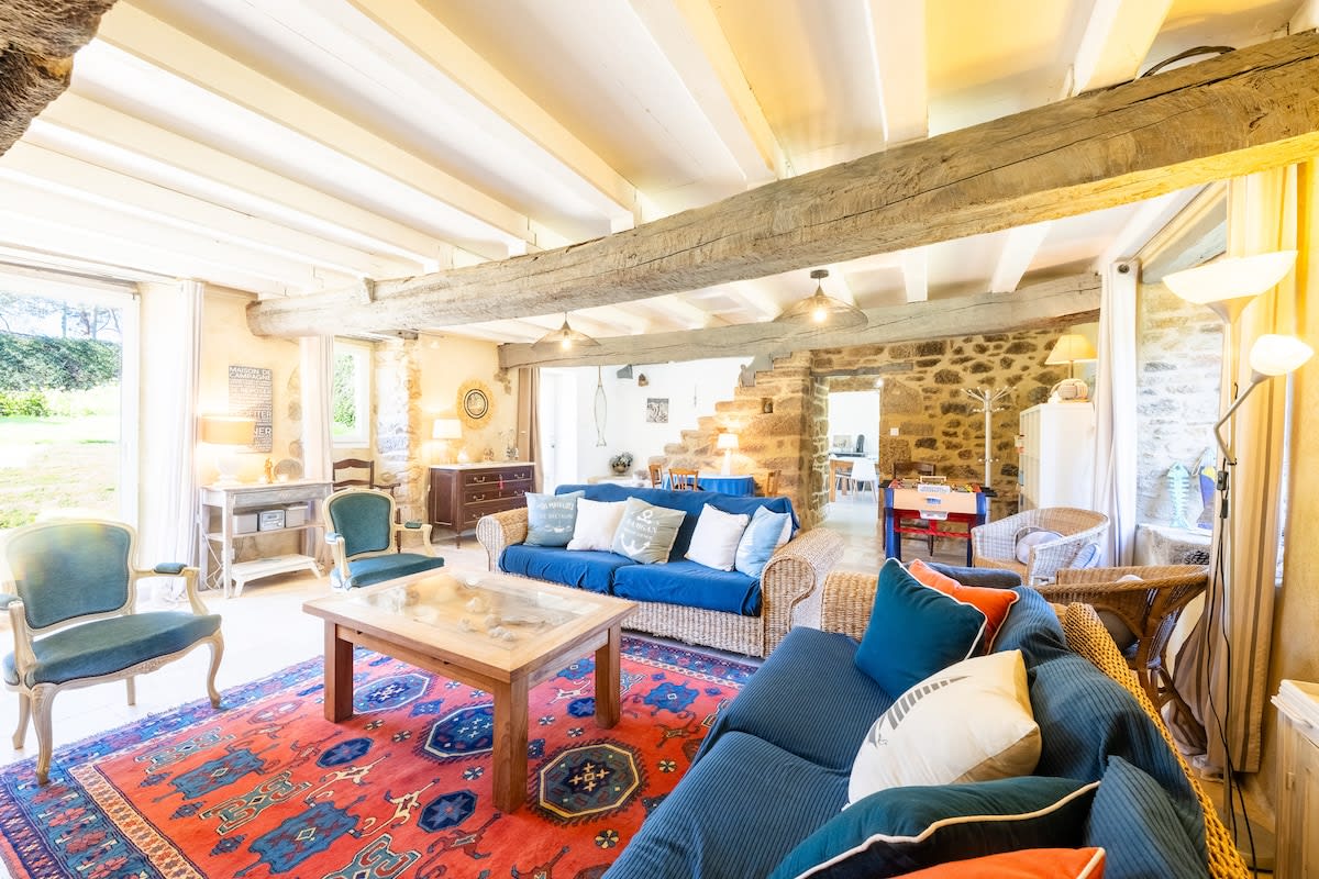  Maison Grande maison de pierre dans un domaine privé