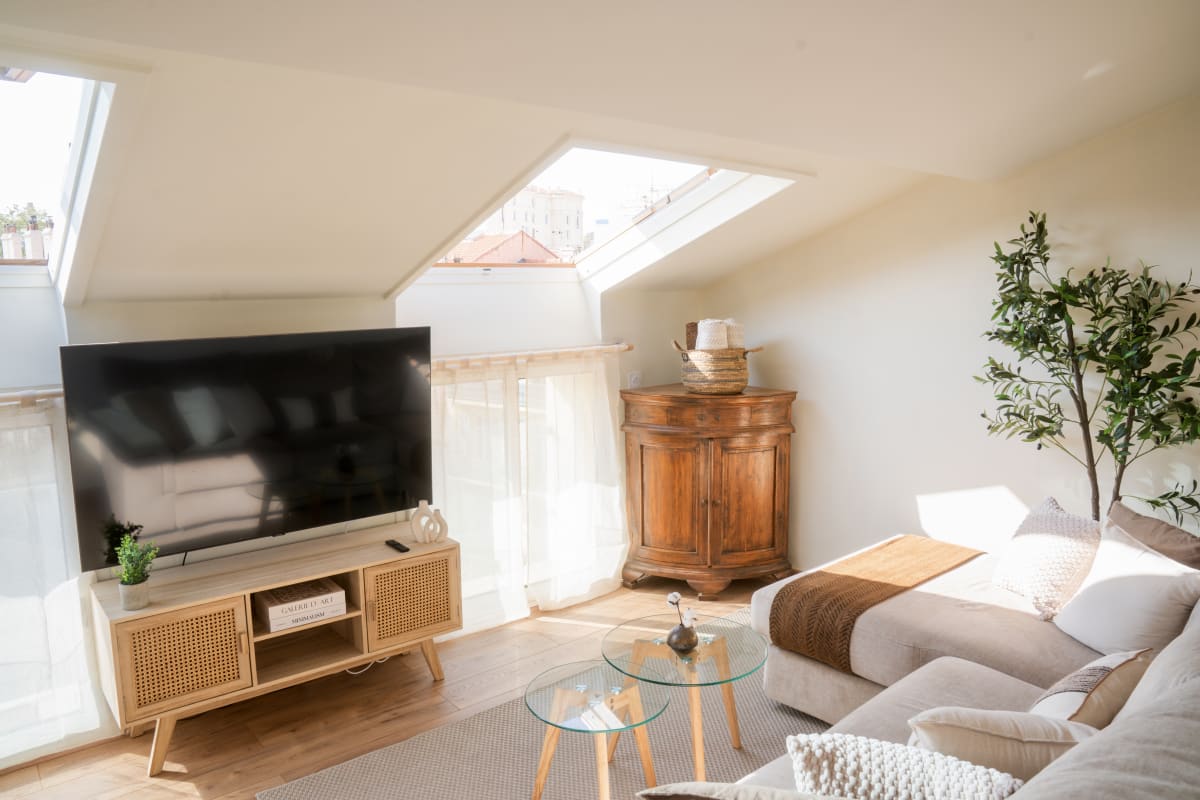 Appartement à Cannes : vue sur les toits et ciel