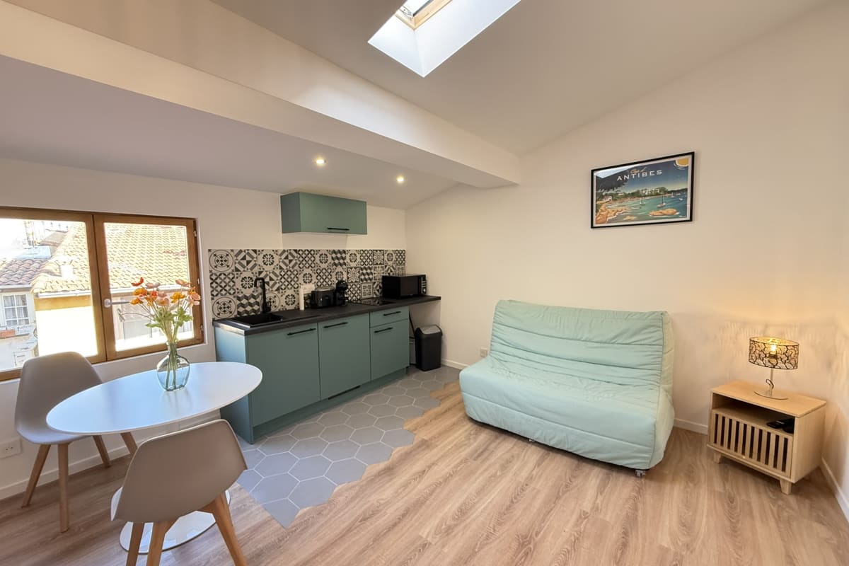 Appartement   Viel Antibes - studio rénové & plein de charme
