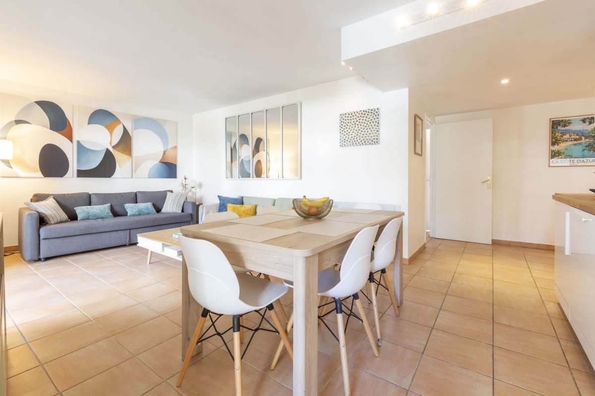 Appartement Family-Friendly 3-Bedroom Apartment with Terrace, A/C & Beach Nearby 